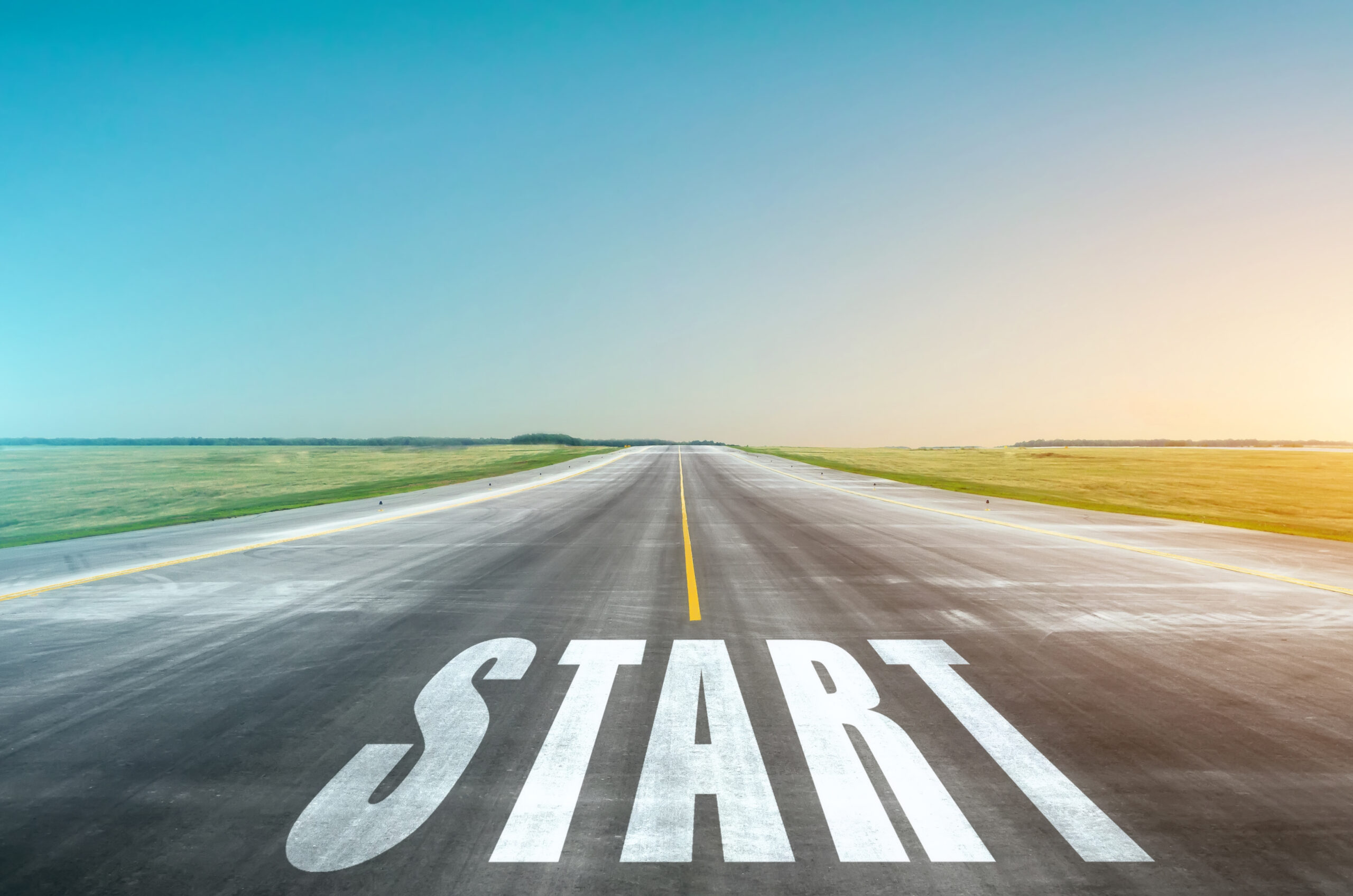 青空が広がり、広い道にスタートと書かれたイラスト